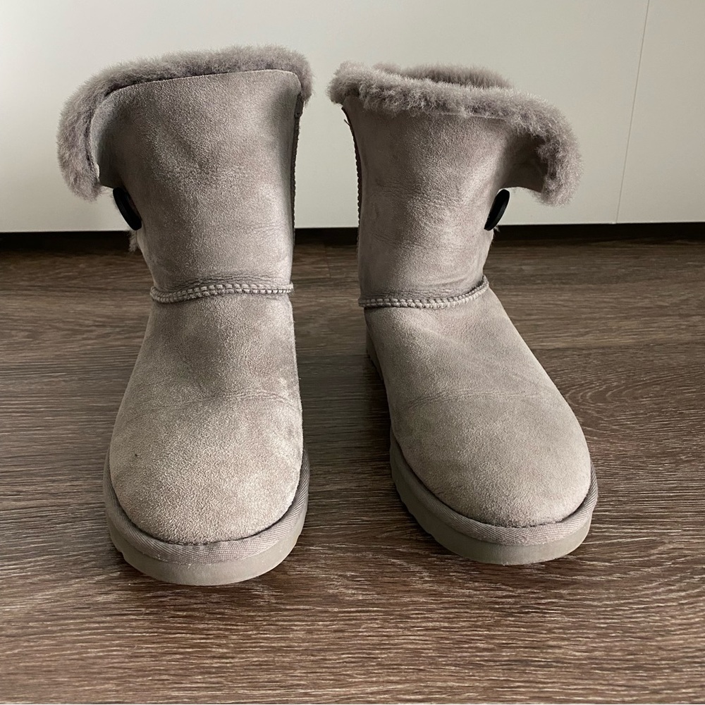 UGG - Bailey Button II